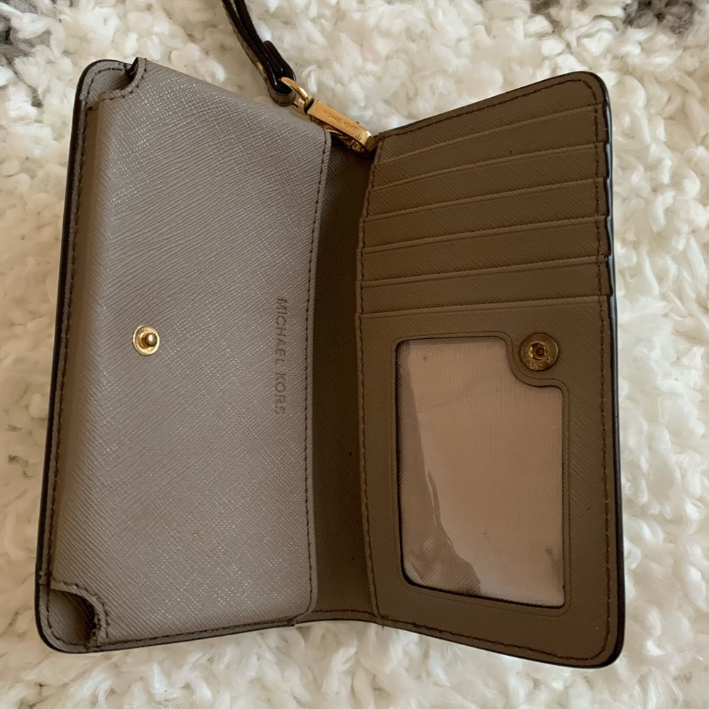 Michael Kors wristlet - Picture 1 of 2